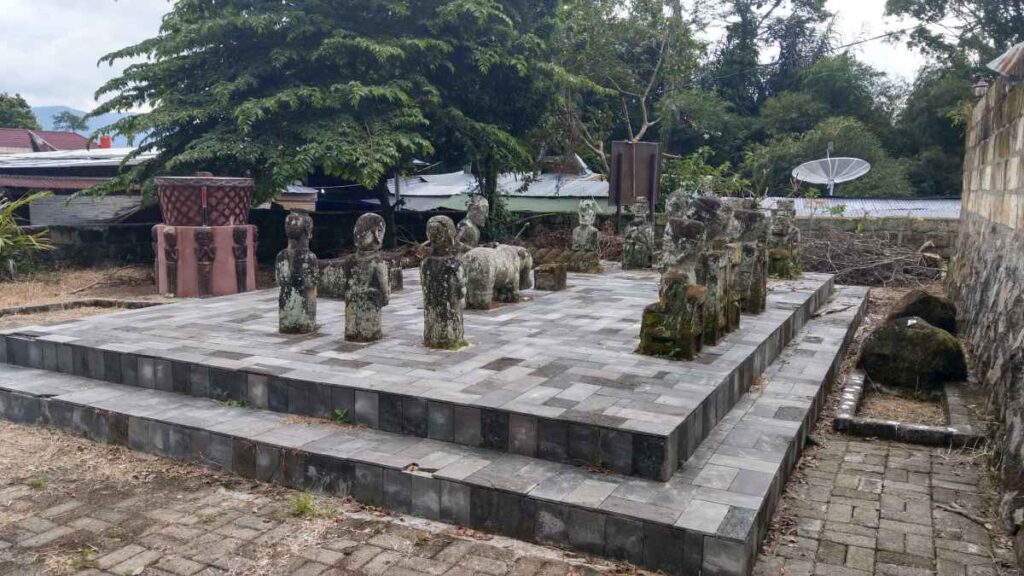 King-Sidabutar-Tomb-04-1024x576