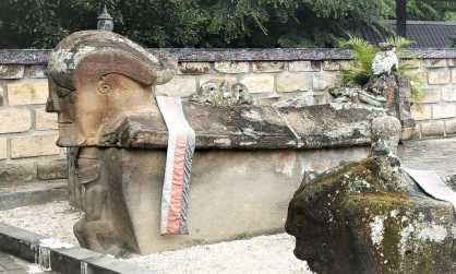 King-Sidabutar-tomb